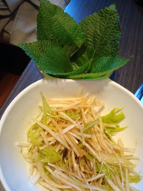 旬野菜と大根と胡麻の葉包みサラダ